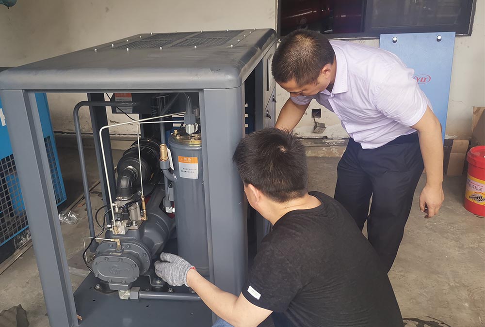 在杭州客户工厂22KW 空压机正在保养